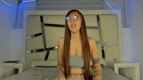 Snapshot of emily__watson_ chatting on February 26, 5:06 am emily__watson_ online show from February 26, 5:06 am