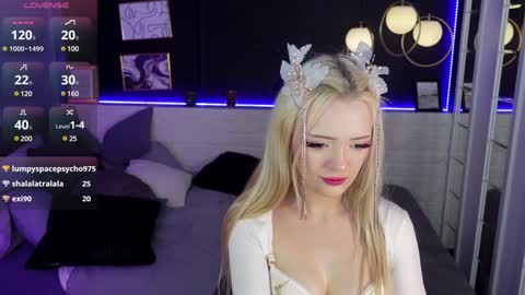 Snapshot of emily_air chatting on December 21, 8:00 pm Emily online show from December 21, 8:00 pm