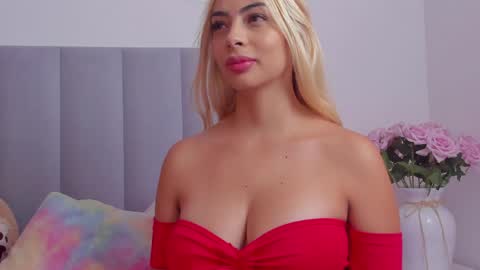 Snapshot of emily_briston chatting on May 19, 12:33 pm Emily online show from May 19, 12:33 pm