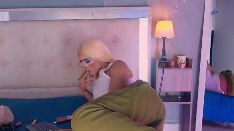 Snapshot of emily_castillo1_ chatting on April 24, 5:54 am emily_castillo1_ online show from April 24, 5:54 am