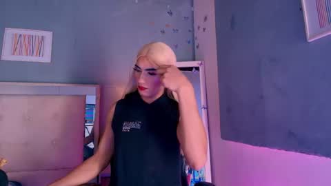 Snapshot of emily_castillo1_ chatting on July 6, 4:53 am emily_castillo1_ online show from July 6, 4:53 am