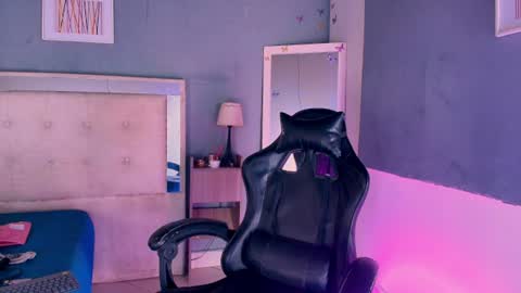 Snapshot of emily_castillo1_ chatting on July 25, 6:33 am emily_castillo1_ online show from July 25, 6:33 am