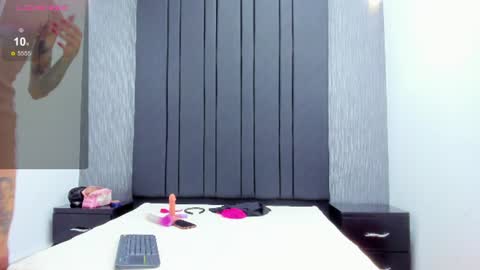 Snapshot of emily_collins69 chatting on June 17, 3:42 am Emily online show from June 17, 3:42 am