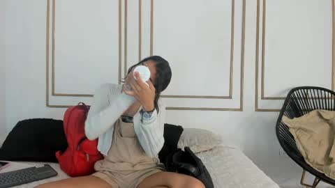 Snapshot of emily_gaviria1 chatting on April 24, 12:18 pm emily_gaviria1 online show from April 24, 12:18 pm
