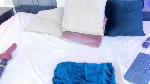 Emi  online show from February 6, 6:02 pm