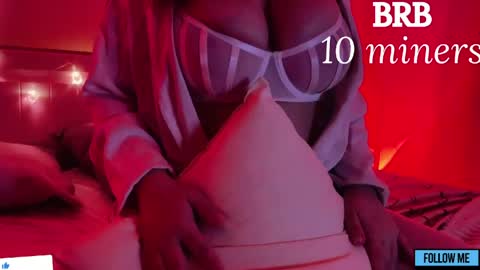 Snapshot of emily_gin chatting on March 31, 2:24 am EMILY online show from March 31, 2:24 am