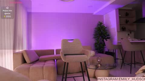 Snapshot of emily_huddson_ chatting on June 5, 9:09 pm independet model online show from June 5, 9:09 pm