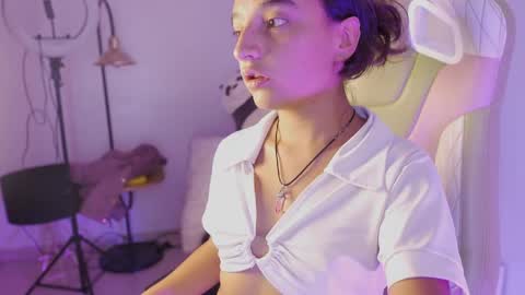 Snapshot of emily_jonexs_ chatting on June 4, 7:09 pm mily online show from June 4, 7:09 pm