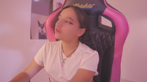 Snapshot of emily_jonexs_ chatting on June 18, 8:46 pm mily online show from June 18, 8:46 pm