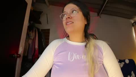 Snapshot of emily_katz chatting on May 6, 3:06 pm Julieta online show from May 6, 3:06 pm