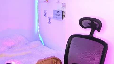 Snapshot of emily_lindey_ chatting on February 19, 8:21 am Emily Lindey online show from February 19, 8:21 am