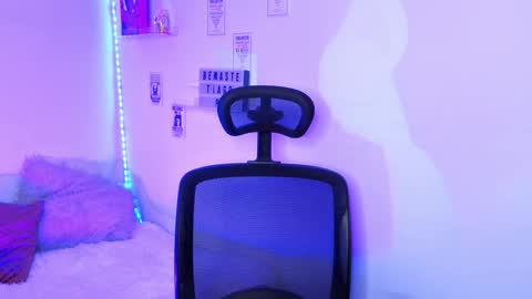 Emily Lindey online show from March 8, 5:44 am