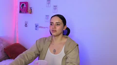 Snapshot of emily_lindey_ chatting on April 21, 5:14 am Emily Lindey online show from April 21, 5:14 am