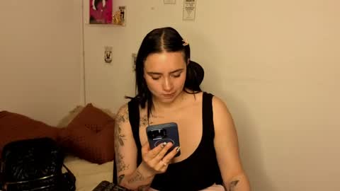 Snapshot of emily_lindey_ chatting on April 23, 2:35 am Emily Lindey online show from April 23, 2:35 am