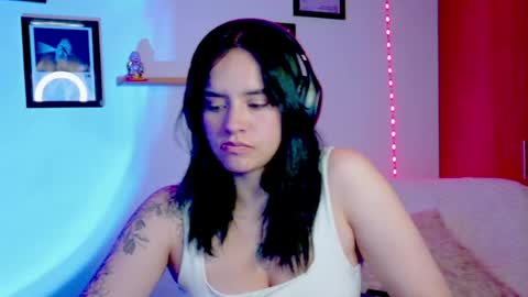 Snapshot of emily_lindey_ chatting on June 23, 4:32 am Emily Lindey online show from June 23, 4:32 am