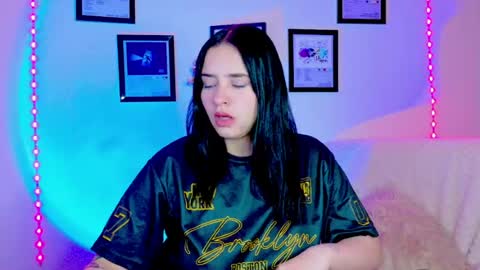 Snapshot of emily_lindey_ chatting on July 18, 7:56 am Emily Lindey online show from July 18, 7:56 am