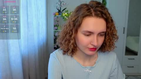 Snapshot of emily_lune chatting on May 28, 1:58 am Emily online show from May 28, 1:58 am