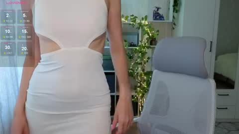 Snapshot of emily_lune chatting on July 21, 2:25 am Emily online show from July 21, 2:25 am