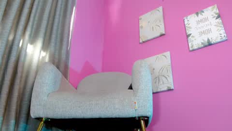 Snapshot of emily_oxx chatting on June 4, 7:09 pm Emily online show from June 4, 7:09 pm