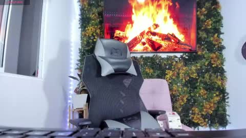 emily_palmeer online show from April 18, 9:24 am