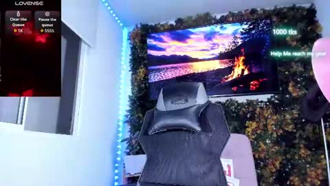 Snapshot of emily_palmeer chatting on June 26, 9:14 am emily_palmeer online show from June 26, 9:14 am