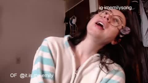 emily_pearl_ online show from April 9, 12:21 pm