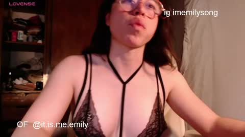 Snapshot of emily_pearl_ chatting on May 26, 10:39 pm emily_pearl_ online show from May 26, 10:39 pm
