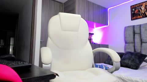 Snapshot of emily_roose_ chatting on December 31, 11:49 pm Natalia online show from December 31, 11:49 pm