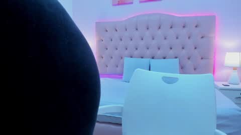 Snapshot of emily_roux chatting on February 5, 2:29 am  EMILY  online show from February 5, 2:29 am