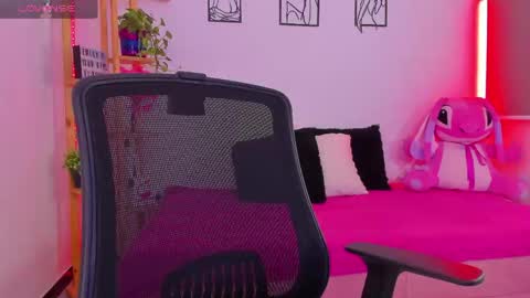 Snapshot of emily_sanderss1 chatting on May 4, 12:28 am Emily online show from May 4, 12:28 am