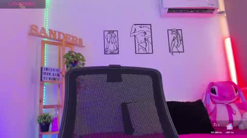 Snapshot of emily_sanderss1 chatting on May 17, 3:08 pm Emily online show from May 17, 3:08 pm