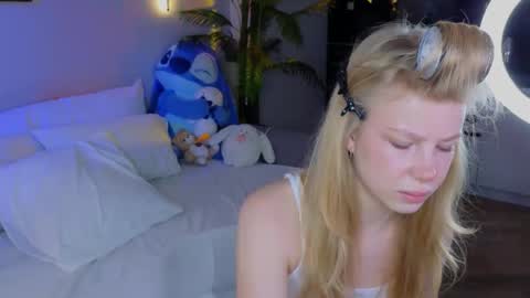 Snapshot of emily_shepard chatting on May 7, 2:28 am emily shepard online show from May 7, 2:28 am
