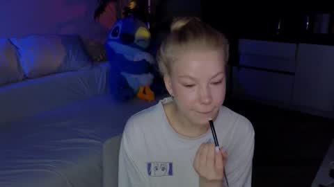 Snapshot of emily_shepard chatting on May 14, 1:45 am emily shepard online show from May 14, 1:45 am