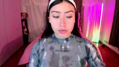 Snapshot of emily_swan_04 chatting on January 17, 2:49 am Emily Swan online show from January 17, 2:49 am