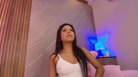 Snapshot of emily_sweett12 chatting on May 27, 12:13 pm Emily online show from May 27, 12:13 pm