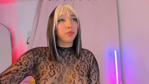 Snapshot of emily_walker4 chatting on June 1, 2:13 am emily_walker4 online show from June 1, 2:13 am