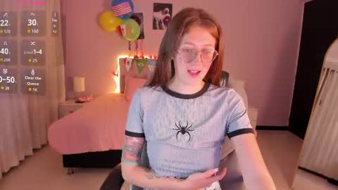 Snapshot of emily_warren__ chatting on June 17, 8:54 pm emily_warren__ online show from June 17, 8:54 pm
