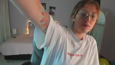 Snapshot of emily_warren__ chatting on June 23, 8:07 pm emily_warren__ online show from June 23, 8:07 pm