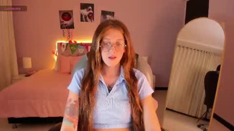 Snapshot of emily_warren__ chatting on June 24, 8:30 pm emily_warren__ online show from June 24, 8:30 pm
