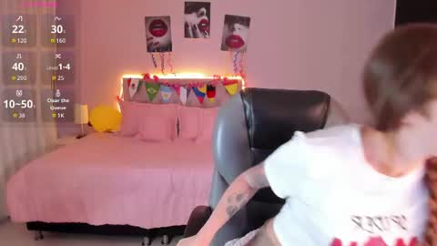 Snapshot of emily_warren__ chatting on June 29, 6:52 pm emily_warren__ online show from June 29, 6:52 pm