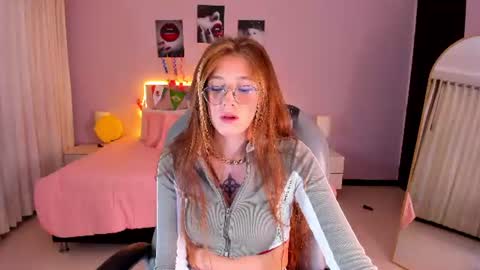 Snapshot of emily_warren__ chatting on July 10, 8:11 pm emily_warren__ online show from July 10, 8:11 pm