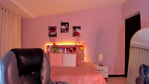 Snapshot of emily_warren__ chatting on July 11, 7:49 pm emily_warren__ online show from July 11, 7:49 pm