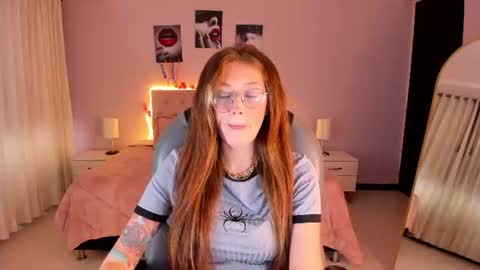 Snapshot of emily_warren__ chatting on July 23, 8:40 pm emily_warren__ online show from July 23, 8:40 pm