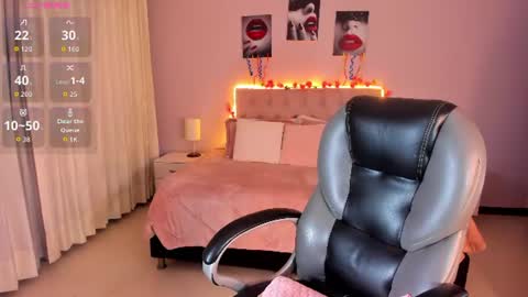 Snapshot of emily_warren__ chatting on July 28, 9:14 pm emily_warren__ online show from July 28, 9:14 pm