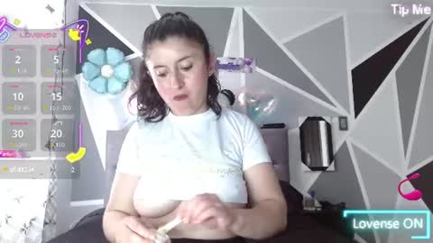 Snapshot of emily_white00 chatting on June 9, 9:15 pm emily online show from June 9, 9:15 pm