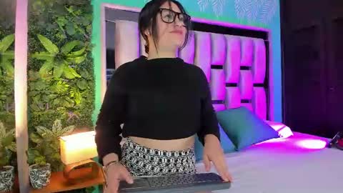 Snapshot of emilye_rousee chatting on June 21, 12:41 pm Emilye online show from June 21, 12:41 pm
