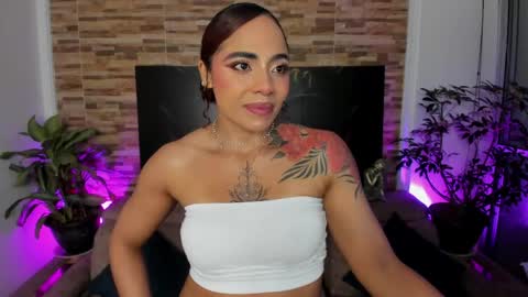 Snapshot of emilyfitness8 chatting on May 14, 11:33 pm emily online show from May 14, 11:33 pm