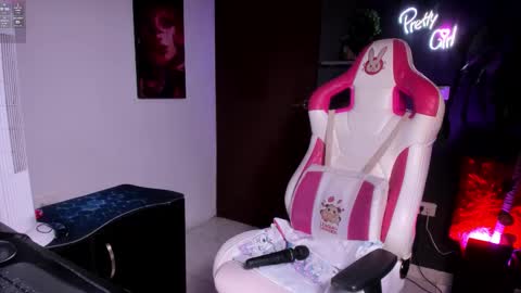 Emily Jhonson online show from November 24, 1:33 pm