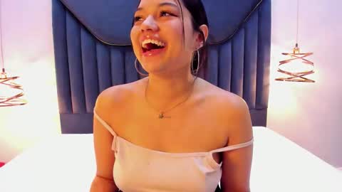 Snapshot of emilykartters chatting on March 3, 12:00 pm emilykartters online show from March 3, 12:00 pm