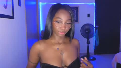 Snapshot of emilykissx chatting on November 4, 3:33 pm Emily Kissx online show from November 4, 3:33 pm